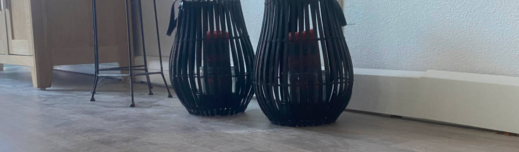 Die neue Art des Heizens. Mit der Heizleiste der SHL-Wärmetechnik schaffen Sie ein gesundes und wohliges Raumklima in Ihrem zu Hause. Die Sockelheizleiste nennt man auch Randleistenheizung, Leistenheizung, Sockelheizung, Fussleistenheizung, Heizsockel oder auch Sockelleistenheizkörper bzw. Sockelleistenheizung.