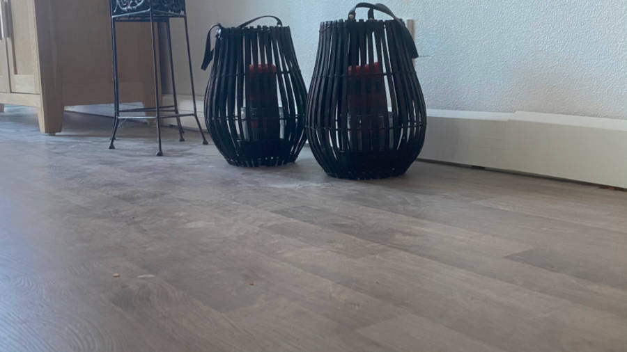 Die neue Art des Heizens. Mit der Heizleiste der SHL-Wärmetechnik schaffen Sie ein gesundes und wohliges Raumklima in Ihrem zu Hause. Die Sockelheizleiste nennt man auch Randleistenheizung, Leistenheizung, Sockelheizung, Fussleistenheizung, Heizsockel oder auch Sockelleistenheizkörper bzw. Sockelleistenheizung.